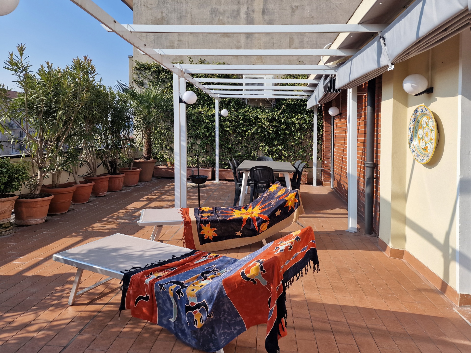 Spring has blossomed at Pier's House, and our magnificent penthouse terrace is ready to welcome you. Bask in the gentle springtime sun on our comfortable sunbathing beds while enjoying breathtaking views of the city.