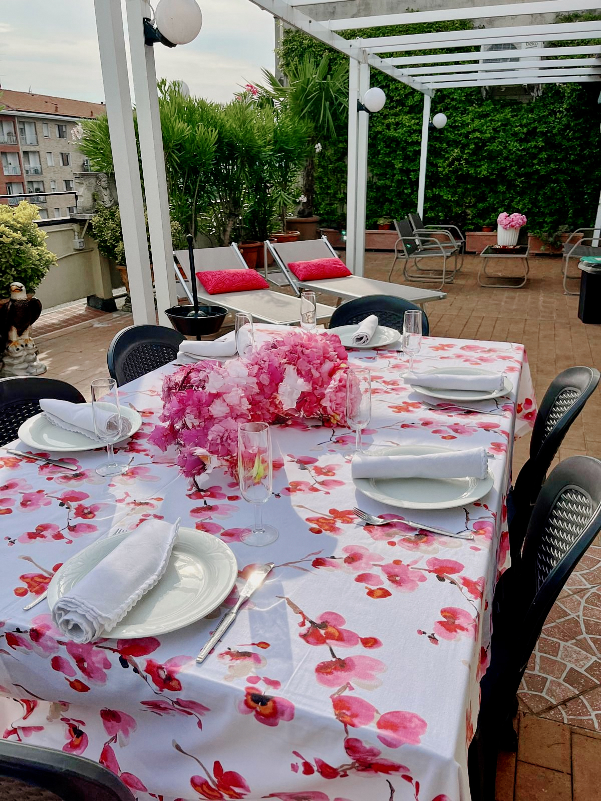 Lunchtime on the big terrace of Pier’s House Milan penthouse